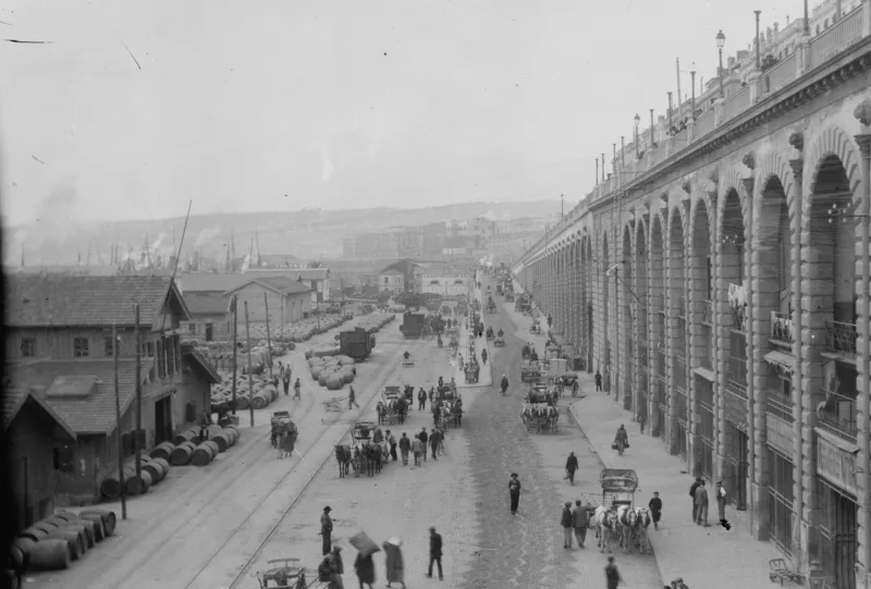The wharf and the arcaded boulevard of Algiers in 1915, two years after Camus was born.