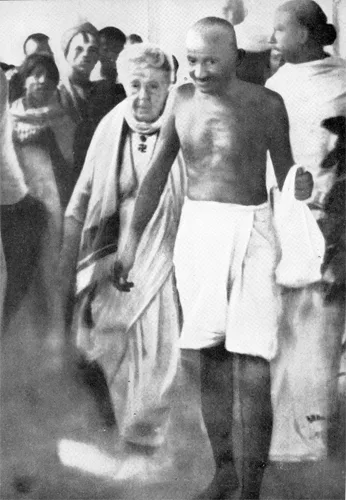 Gandhi and Besant together in Madras, 1921.