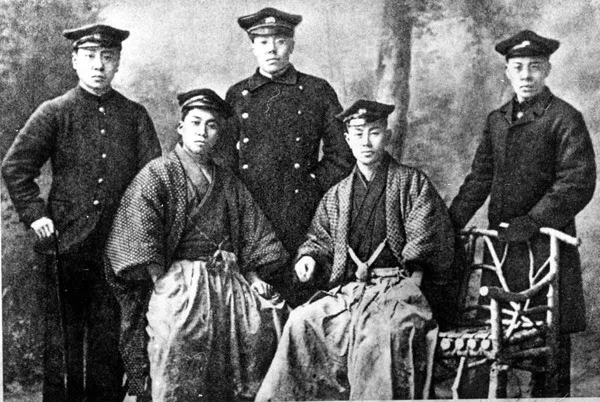 A farewell party at the Sendai medical school in 1906.