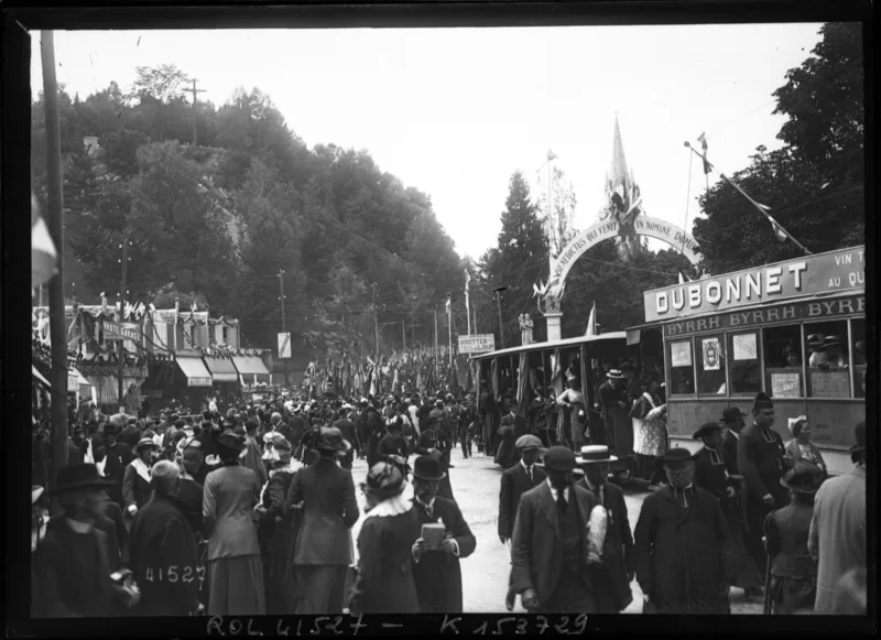 The procession at the sanctuary of Lourdes during the Eucharistic Congress of 1914. Beauvoir visited Lourdes at eighteen; this is not her visit.