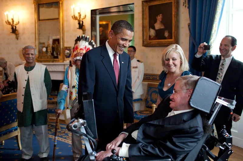 President Obama speaking with Hawking before awarding him the Presidential Medal of Freedom, August 2009.