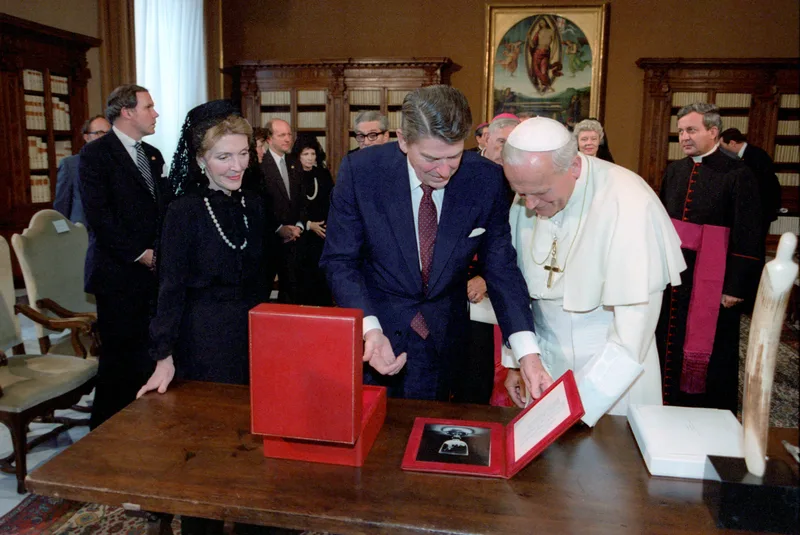 Pope John Paul II in the Papal Library with President and Mrs Reagan, June 1982, the year after the Vatican conference Hawking attended.