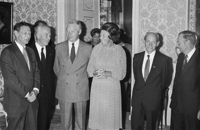 Steven Weinberg (third from left) with other Nobel laureates and Queen Beatrix of the Netherlands, 31 August 1983.